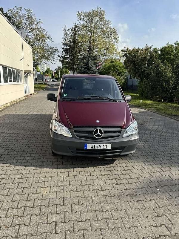 Rot Gebraucht 2012 Mercedes Vito Van | 10.850 € (Etwas zu teuer) - Bild 1/4