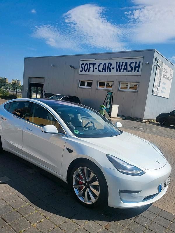 Weiß Gebraucht 2019 Tesla Model 3 Limousine | 20.500 € (Fairer Preis) - Bild 1/4