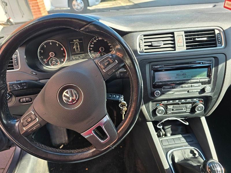 Gebraucht VW Jetta Comfortline 105 PS (77 kW) 2011 Grau Limousine