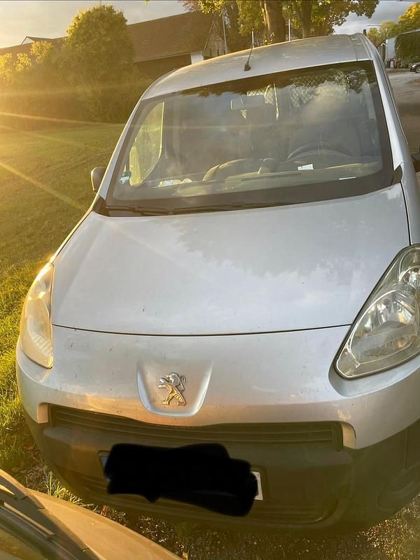 Gebraucht Peugeot Partner 75 PS (55 kW) 2012 Grau Van / Kleinbus