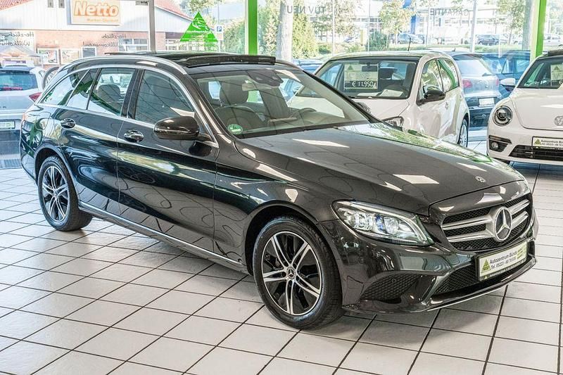 Grün Gebraucht 2020 Mercedes C220 Avantgarde Kombi | 31.950 € (Fairer Preis) - Bild 1/4