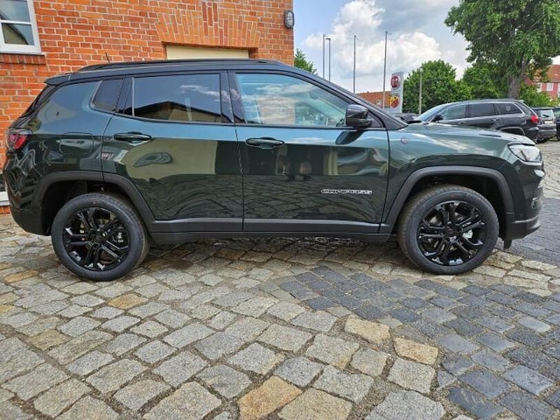 Neu Jeep Compass North 131 PS (96 kW) 2025 Grün SUV