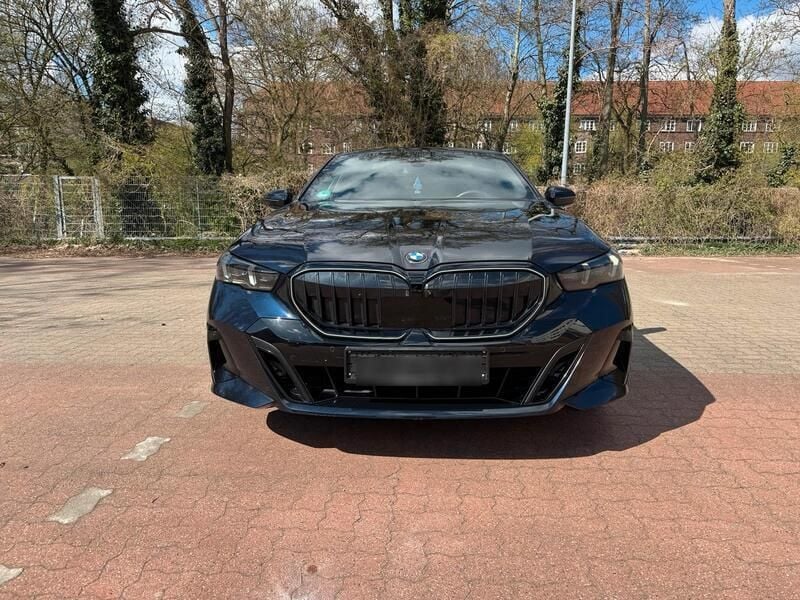 Andere außenfarben Gebraucht 2024 BMW 520 Comfort Edition Limousine | 54.900 € (Fairer Preis) - Bild 1/4