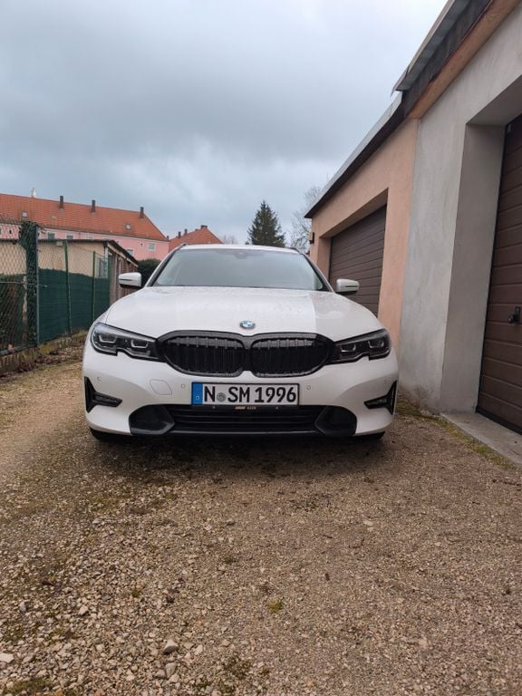 Weiß Gebraucht 2021 BMW 320 Sport Line Kombi | 24.800 € (Guter Preis) - Bild 1/4