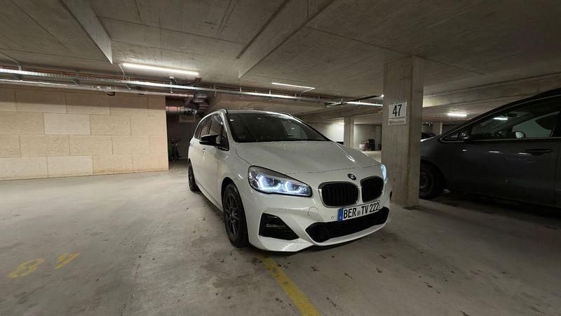 Weiß Gebraucht 2020 BMW 218 Gran Tourer M Sport Van / Kleinbus | 17.200 € (Fairer Preis) - Bild 1/4