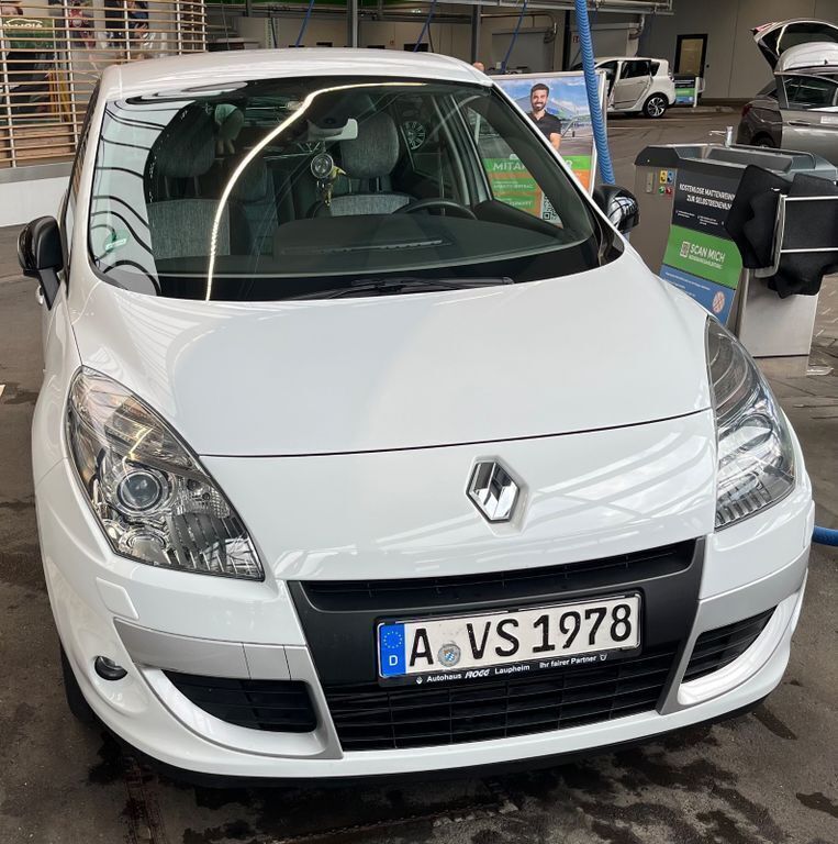 Weiß Gebraucht 2011 Renault Scénic III Bose Edition Van / Kleinbus | 5.000 € (Guter Preis) - Bild 1/4