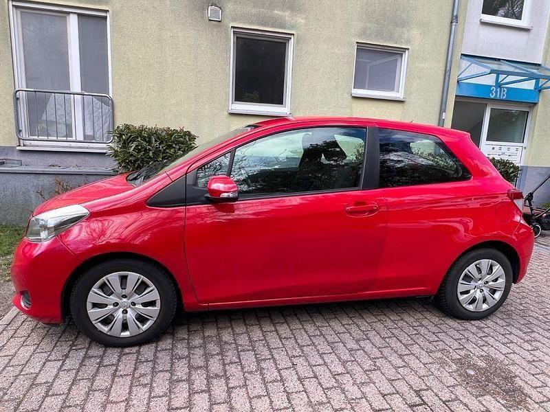 Gebraucht Toyota Yaris 69 PS (50 kW) 2012 Rot Kleinwagen