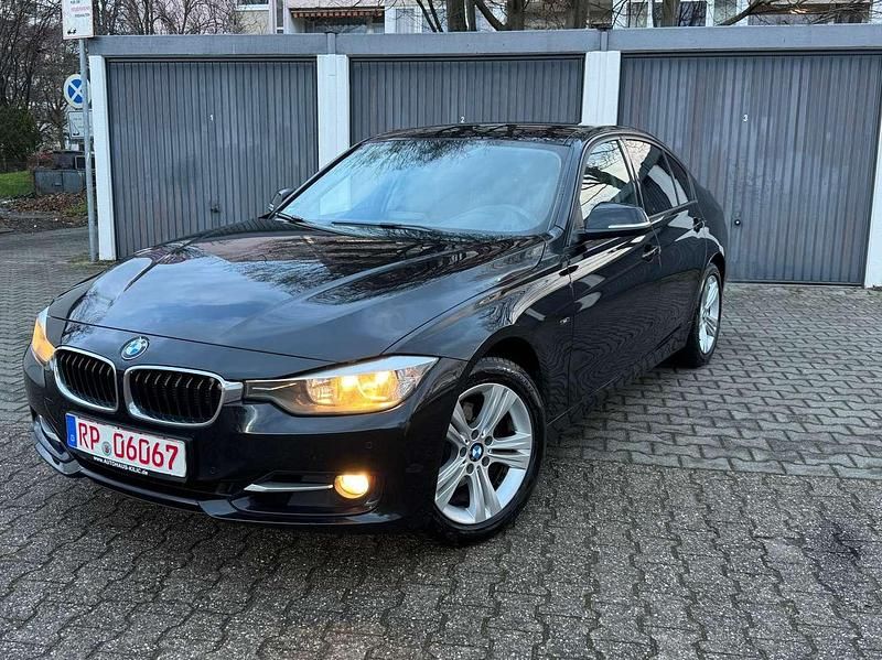 Black sapphire metallic Gebraucht 2012 BMW 320 Limousine | 6.999 € (Superpreis) - Bild 1/4