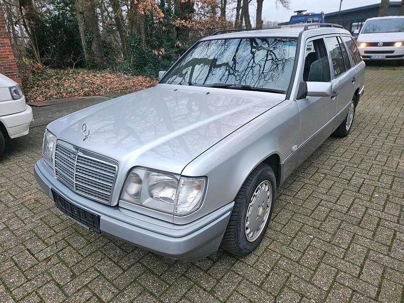 Grau Gebraucht 1994 Mercedes E280 Kombi | 6.599 € - Bild 1/4