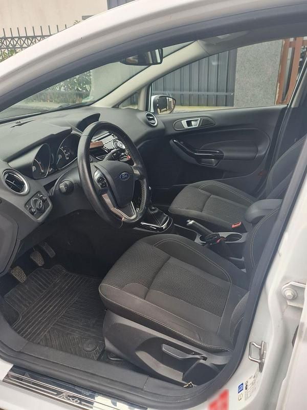 Gebraucht Ford Fiesta 95 PS (69 kW) 2016 Weiß Kleinwagen