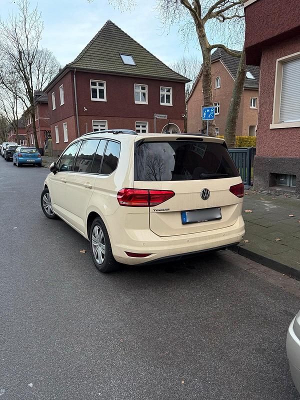 Gebraucht VW Touran 116 PS (85 kW) 2019 Gelb Van / Kleinbus