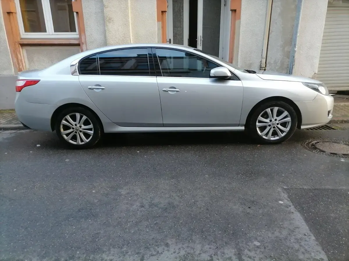Gebraucht Renault Latitude 150 PS (110 kW) 2011 Silber Limousine