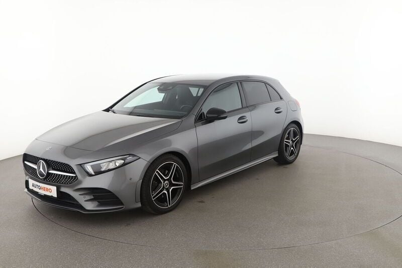 Grau Gebraucht 2020 Mercedes A180 AMG line Limousine | 23.980 € (Guter Preis) - Bild 1/4