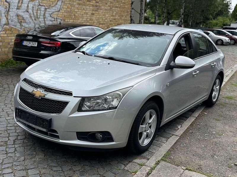 Silber Gebraucht 2010 Chevrolet Cruze Limousine | 2.999 € (Fairer Preis) - Bild 1/2