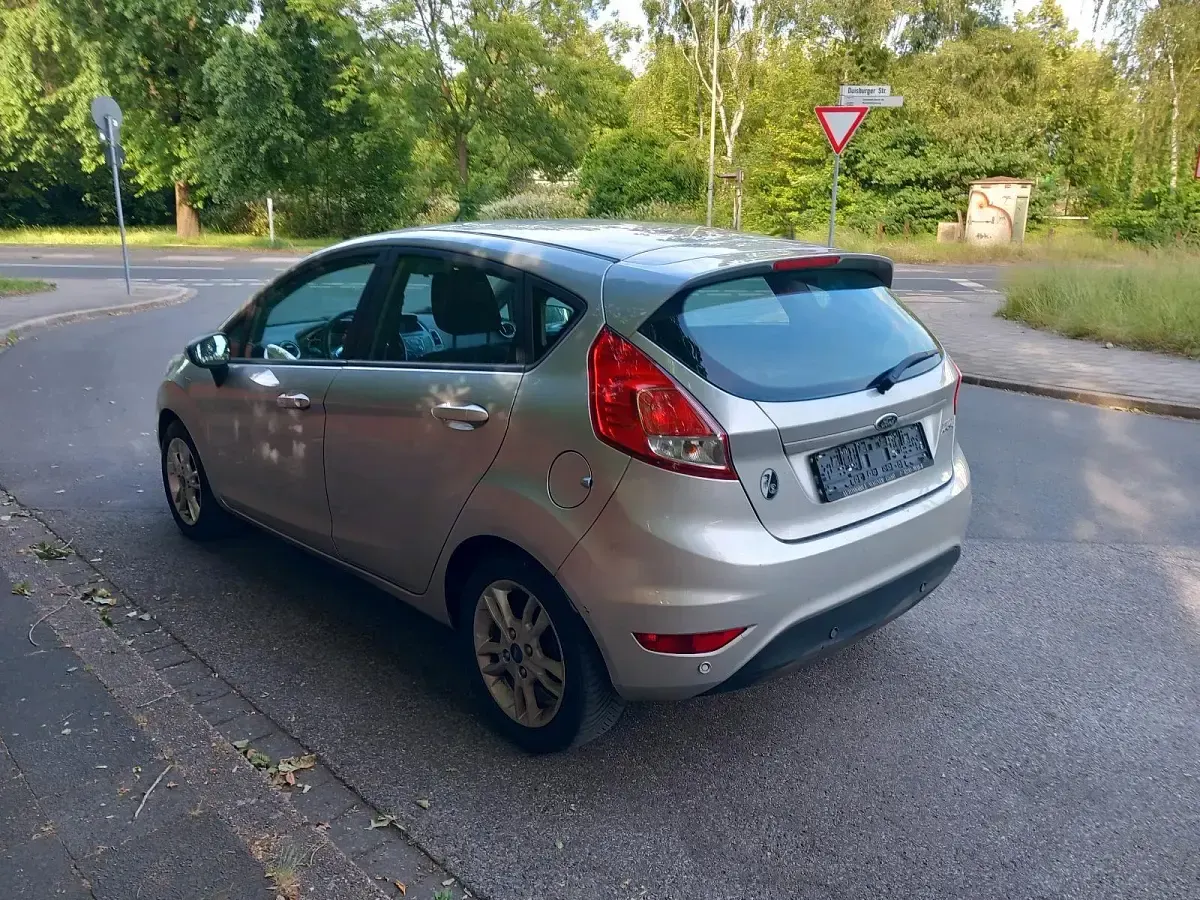 Gebraucht Ford Fiesta 65 PS (47 kW) 2015 Grau Kleinwagen