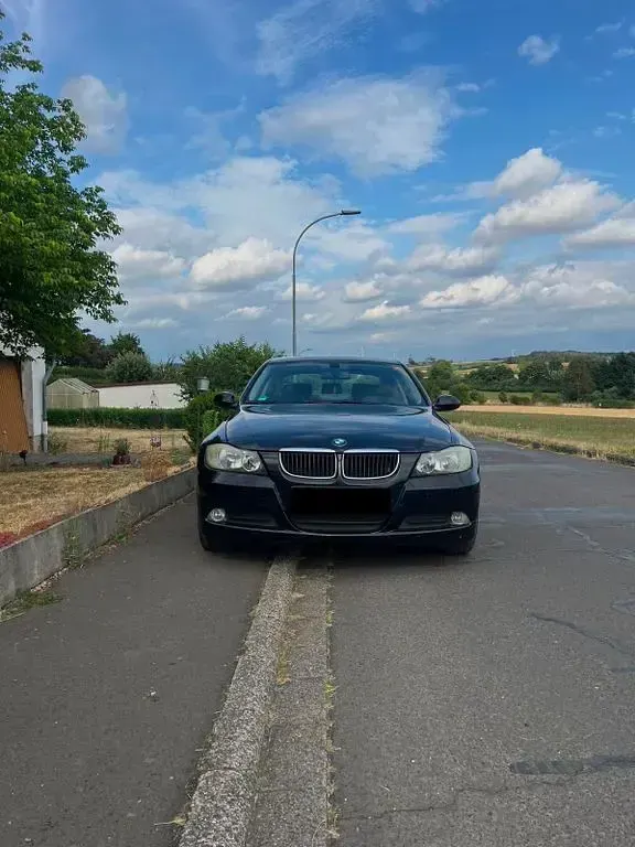 Gebraucht BMW 318 Basis 129 PS (94 kW) 2007 Schwarz Limousine