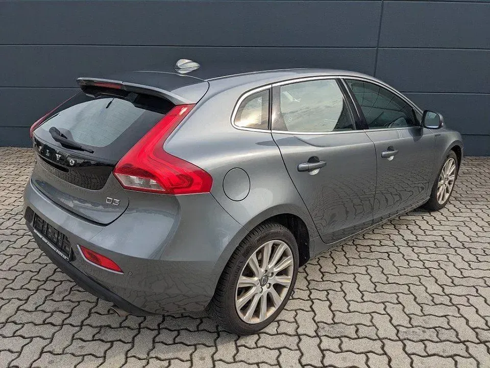 Gebraucht Volvo V40 Momentum 150 PS (110 kW) 2016 Osmium grey metallic Limousine