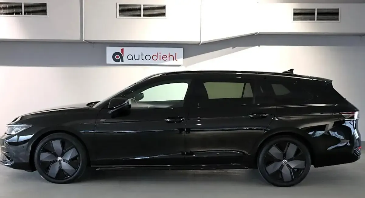 Gebraucht VW Passat R-line 150 PS (110 kW) 2025 Schwarz Kombi