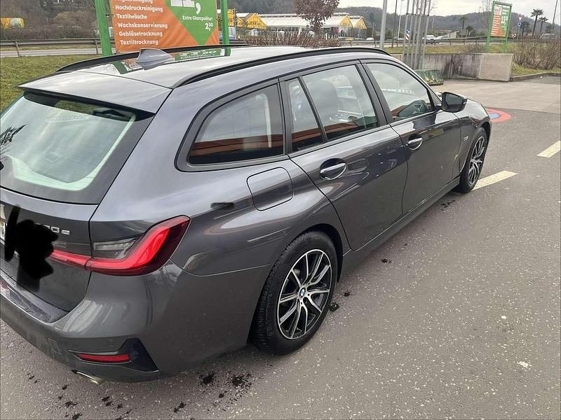 Gebraucht BMW 320e 163 PS (119 kW) 2022 Grau Kombi