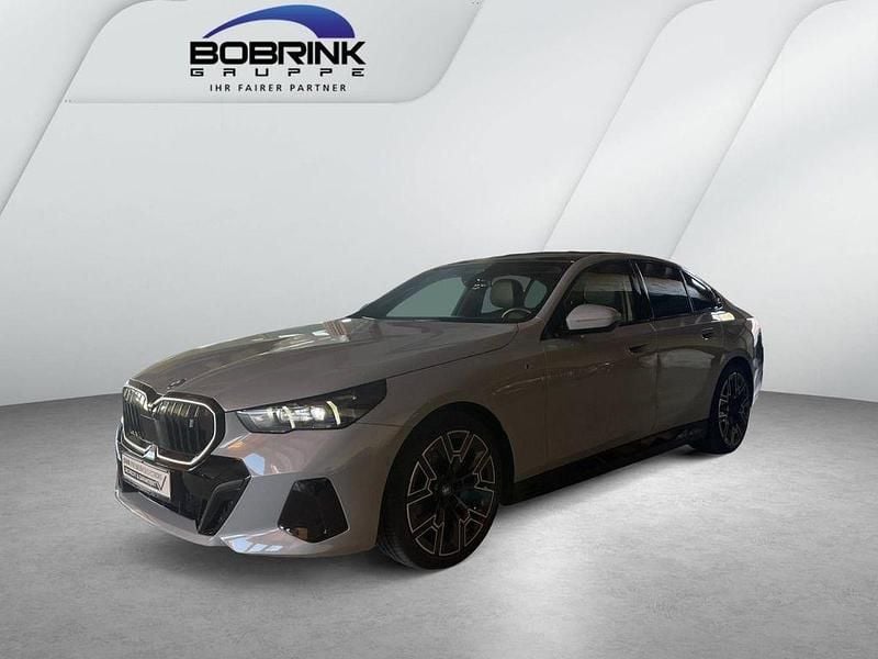 Grau Gebraucht 2023 BMW i5 Sport Line Limousine | 52.900 € (Guter Preis) - Bild 1/4