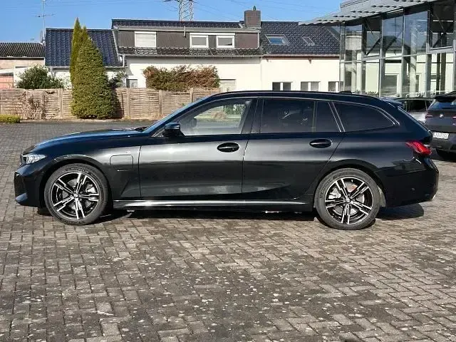 Gebraucht BMW 330e M Sport 292 PS (214 kW) 2025 Schwarz Kombi
