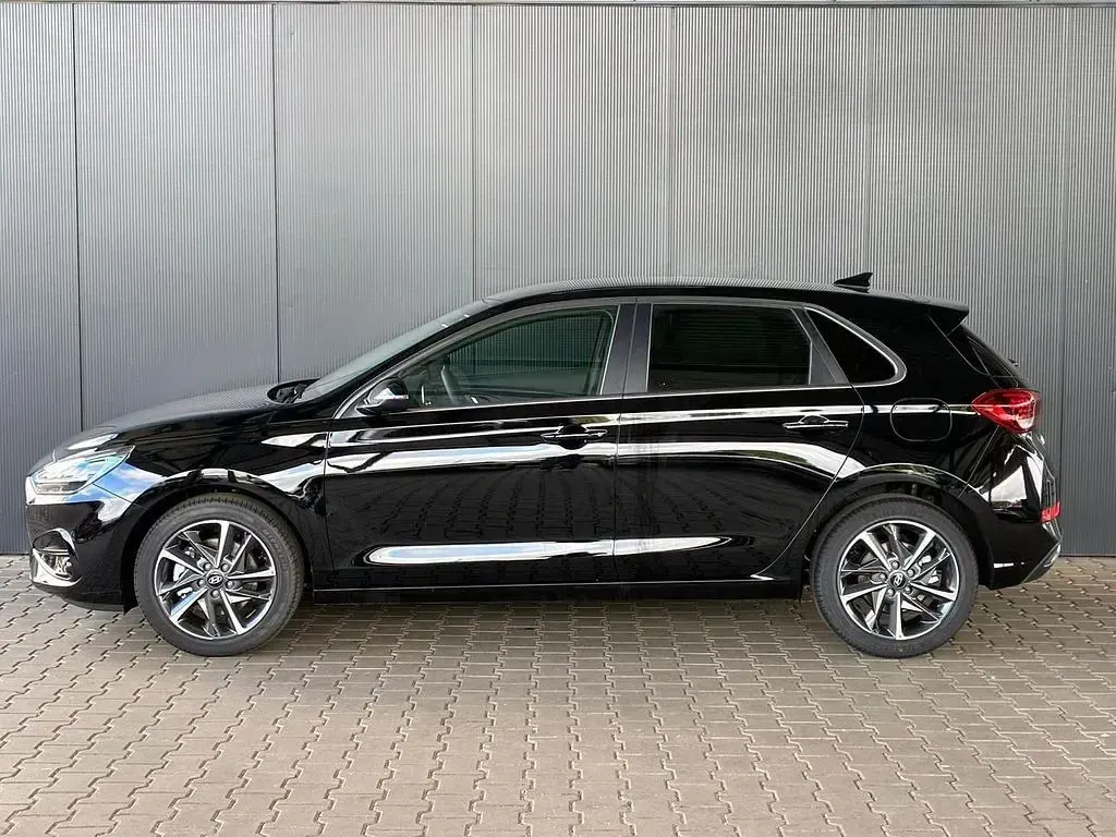 Neu Hyundai i30 Comfort 101 PS (74 kW) 2025 Schwarz Limousine