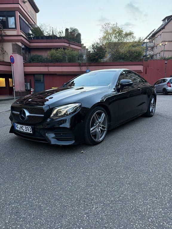 Schwarz Gebraucht 2018 Mercedes E200 AMG line Coupé | 24.900 € (Fairer Preis) - Bild 1/4