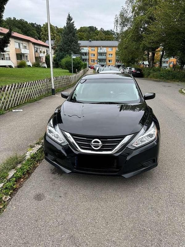 Schwarz Gebraucht 2016 Nissan Altima Limousine | 9.700 € - Bild 1/4