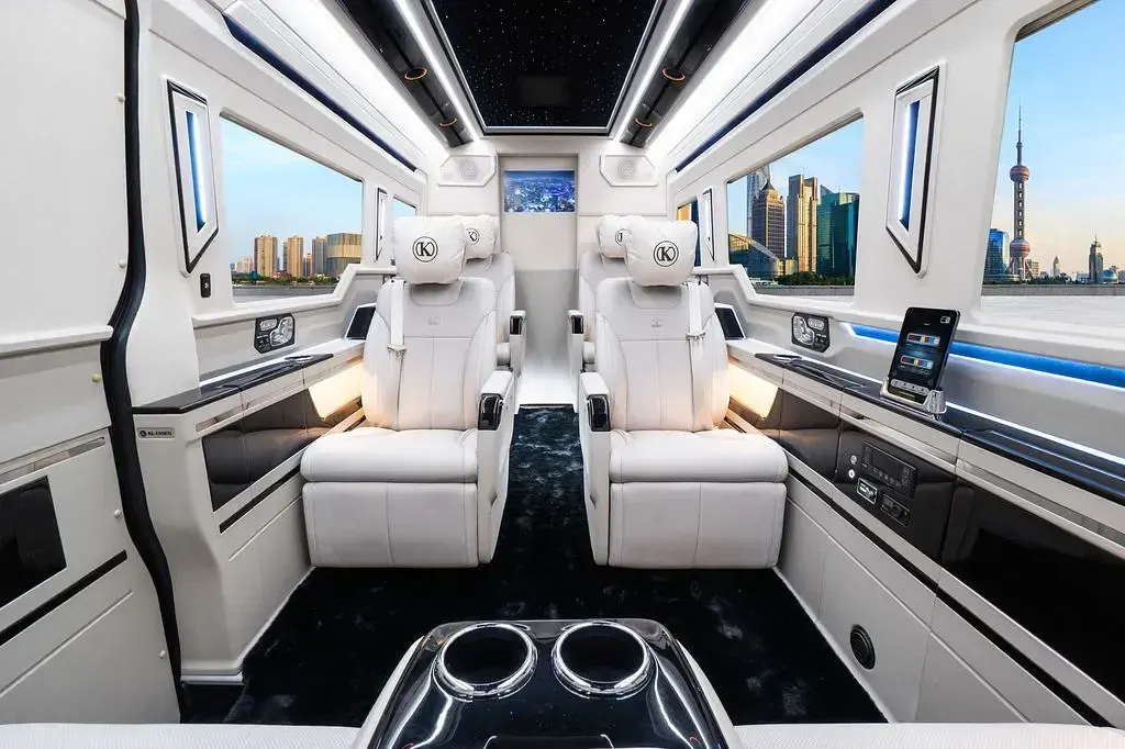 Neu Mercedes Sprinter Luxury 190 PS (139 kW) 2025 Schwarz Van