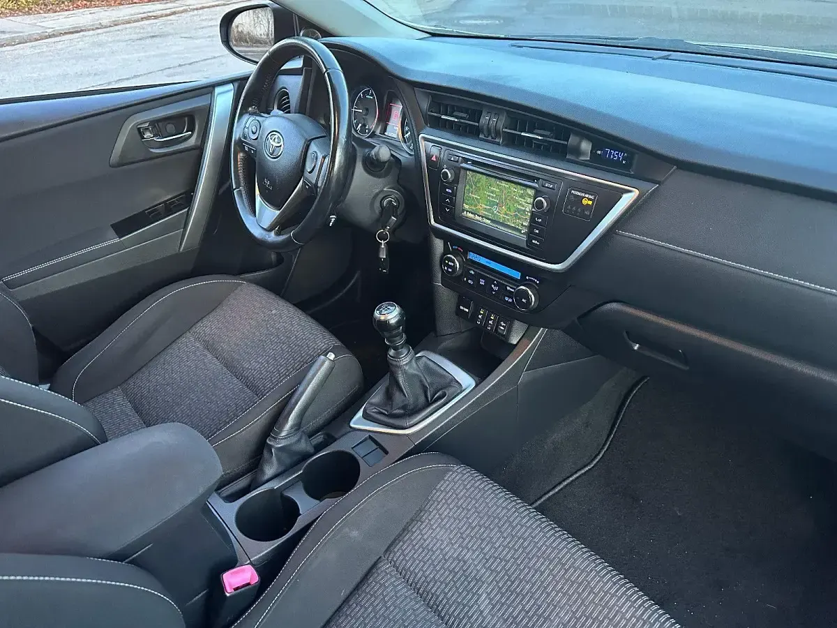 Gebraucht Toyota Auris Design 90 PS (66 kW) 2015 Silber Limousine