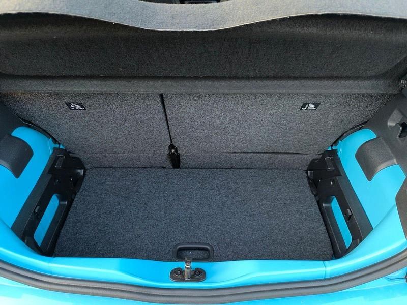 Second-hand VW up! 65 CP (47 kW) 2020 Albastru Hatchback
