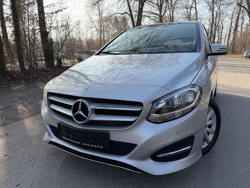 Silber Gebraucht 2015 Mercedes 180 Style Limousine | 14.990 € (Guter Preis) - Bild 1/4