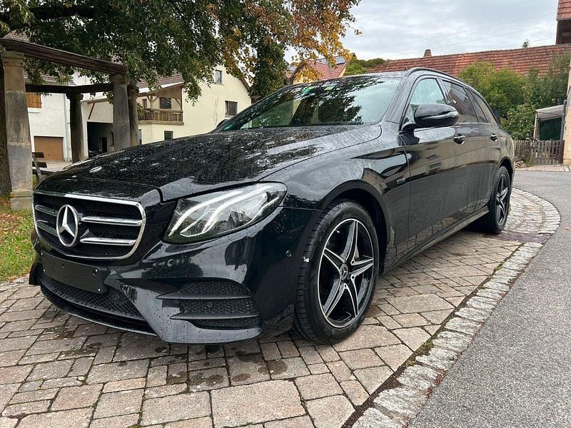 Schwarz Gebraucht 2019 Mercedes E300 AMG line Kombi | 22.500 € (Guter Preis) - Bild 1/4