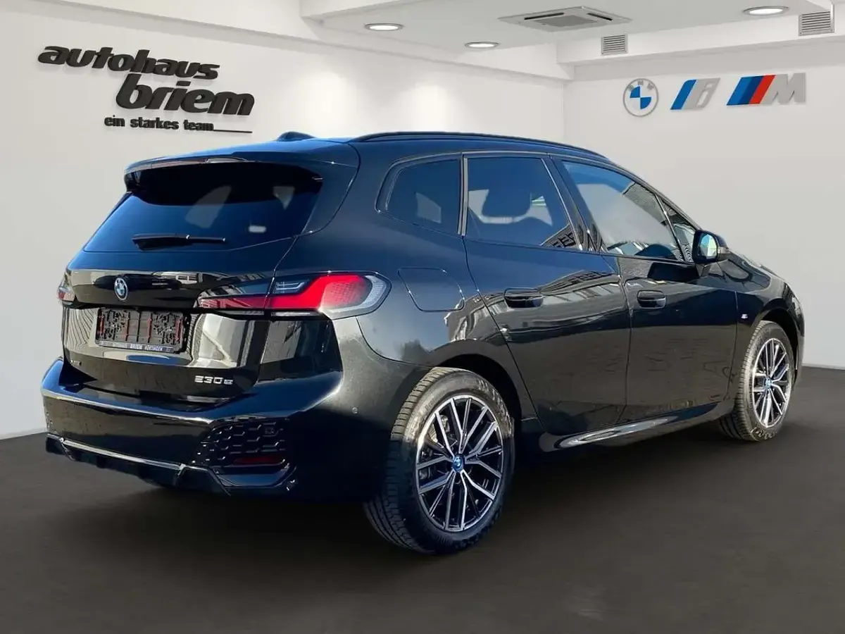 Gebraucht BMW 230e Active Tourer M Sport 326 PS (239 kW) 2024 Saphirschwarz Van / Kleinbus