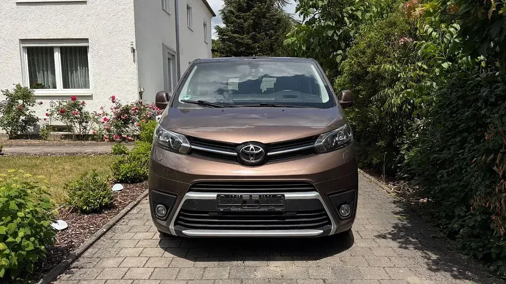 Gebraucht Toyota Proace Executive 177 PS (130 kW) 2019 Braun Van / Kleinbus