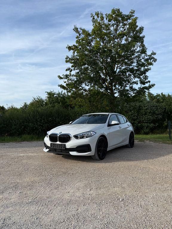 Weiß Gebraucht 2020 BMW 118 Comfort Edition Kleinwagen | 19.950 € (Guter Preis) - Bild 1/4