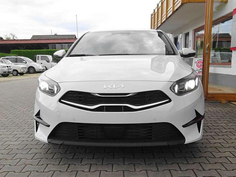 Neu Kia Ceed 140 PS (102 kW) 2025 Cararraweiß Kleinwagen