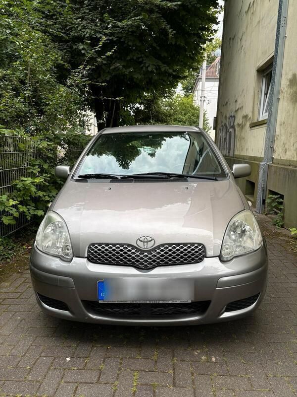 Grau Gebraucht 2005 Toyota Yaris Kleinwagen | 2.150 € (Fairer Preis) - Bild 1/4