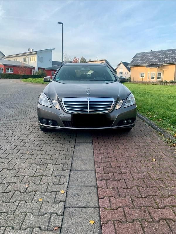 Grau Gebraucht 2010 Mercedes E200 Avantgarde Kombi | 10.900 € (Fairer Preis) - Bild 1/4