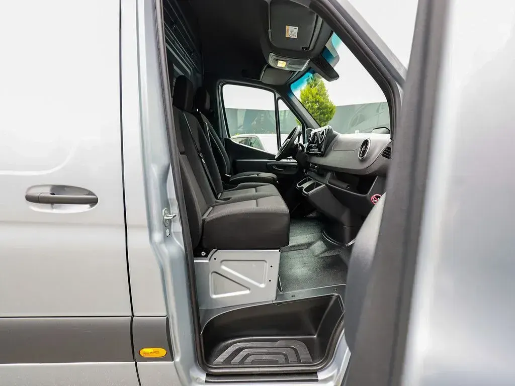 Gebraucht Mercedes Sprinter 170 PS (125 kW) 2025 Silber / hightechsilber (metallic) Van