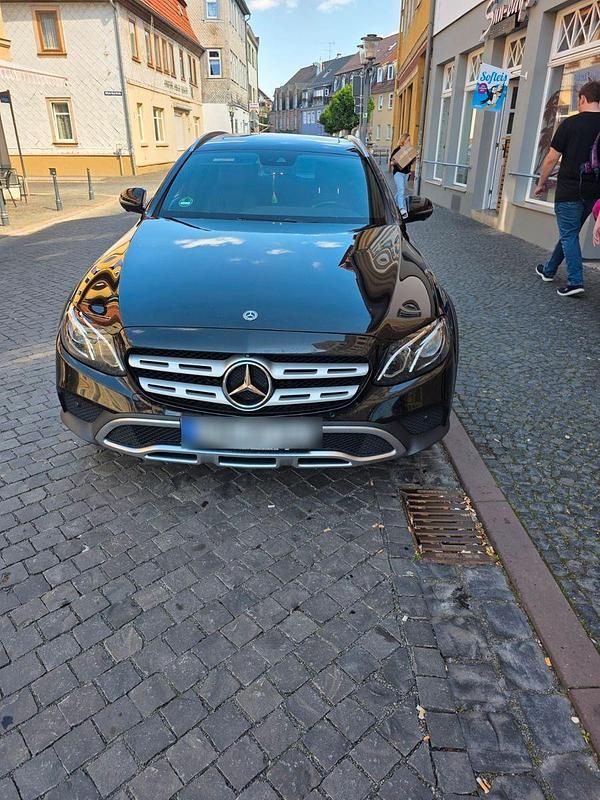 Schwarz Gebraucht 2018 Mercedes E220 Kombi | 19.700 € (Superpreis) - Bild 1/4