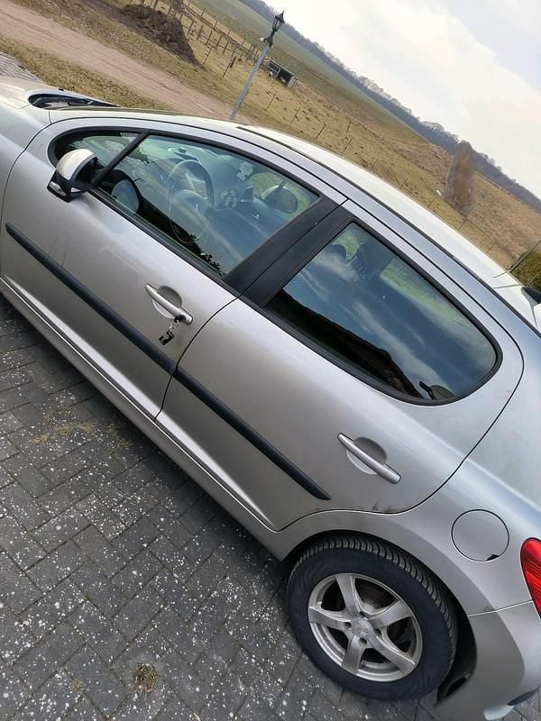Gebraucht Peugeot 207 70 PS (51 kW) 2008 Grau Kleinwagen