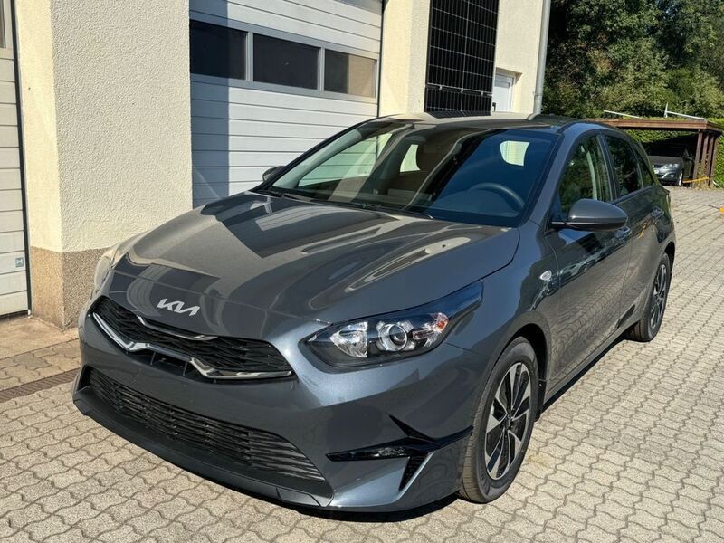 Penta grey metallic Neu 2024 Kia Ceed Comfort Limousine | 19.990 € (Superpreis) - Bild 1/4