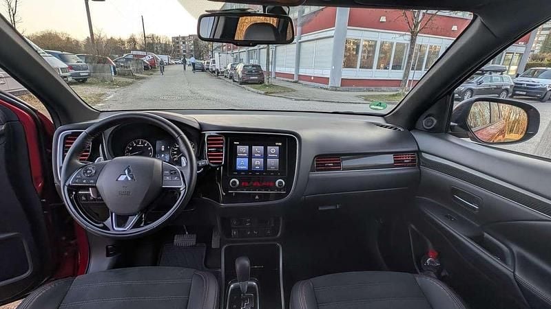 Gebraucht Mitsubishi Outlander Spirit 150 PS (110 kW) 2021 Rot SUV
