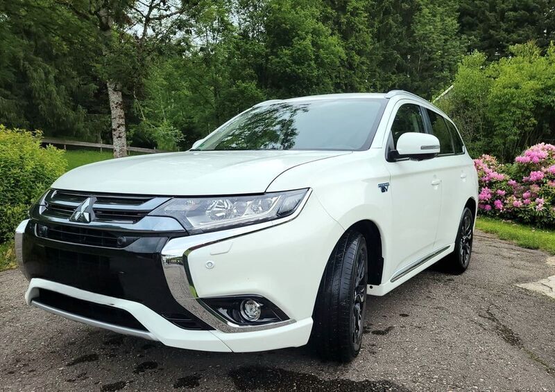 Weiß Gebraucht 2018 Mitsubishi Outlander P-HEV SUV | 22.950 € (Etwas zu teuer) - Bild 1/4