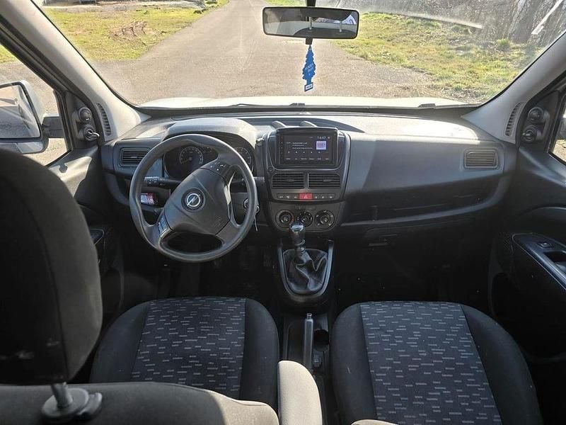 Gebraucht Opel Combo Selection 105 PS (77 kW) 2016 Silber Van / Kleinbus