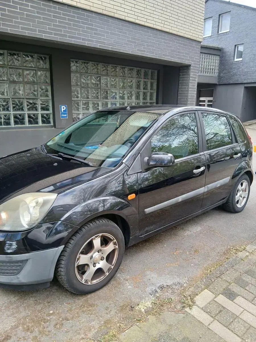 Używany Ford Fiesta 69 KM (50 kW) 2006 Niebieski Hatchback