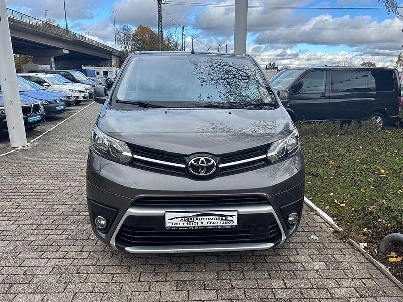 Grau Gebraucht 2016 Toyota Proace Verso Comfort Kombi | 19.800 € (Fairer Preis) - Bild 1/4