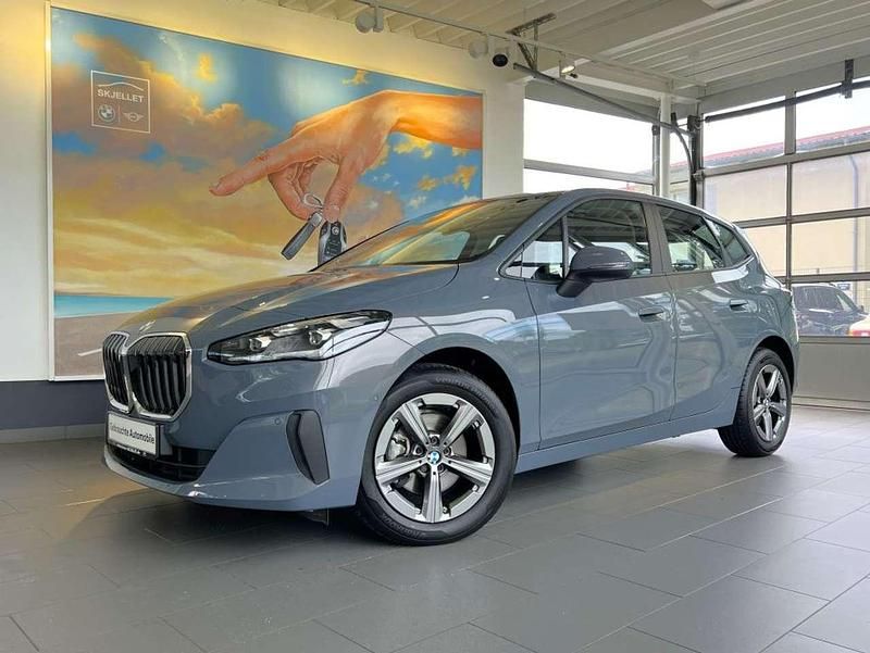 Sparkling kupfergrau metallic Gebraucht 2024 BMW 218 Active Tourer Van / Kleinbus | 28.820 € (Superpreis) - Bild 1/4