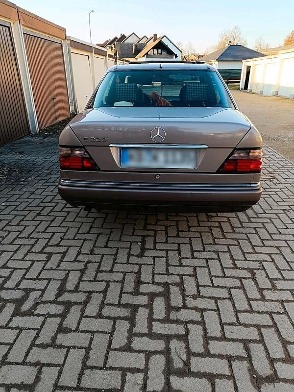 Gebraucht Mercedes E220 150 PS (110 kW) 1993 Gold Limousine
